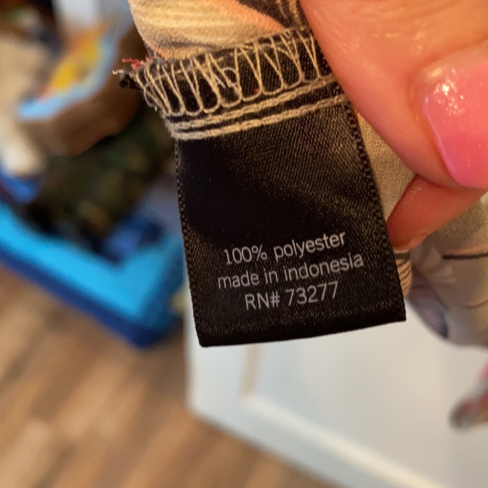 Apt 9 gorgeous sheer bird motif shell. Unique back - Picture 7 of 8